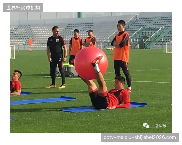 队长戈麦斯领衔高空球防线，巴拉圭欲利用区域防守限制小组赛对手的传中。